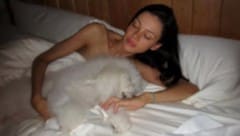 Nicola Peltz räkelt sich scheinbar nackt im Bett, das Foto veröffentlichte Brooklyn Beckham ...