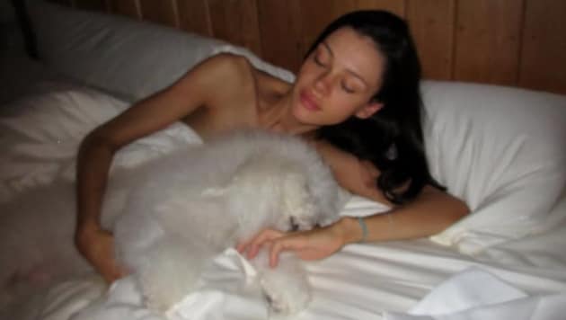 Nicola Peltz räkelt sich scheinbar nackt im Bett, das Foto veröffentlichte Brooklyn Beckham ...