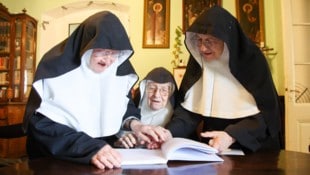 Die drei Nonnen möchten sich zurückziehen. 