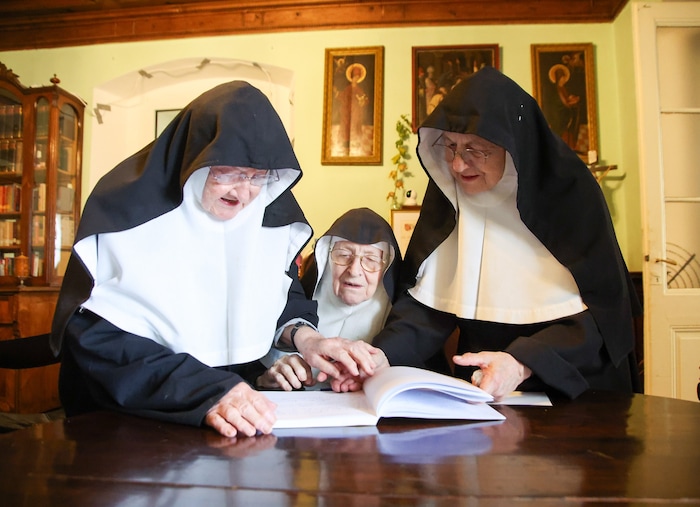 Die drei Nonnen möchten sich zurückziehen.