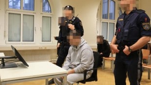 Mit gesenkten Schultern und leerem Blick sitzt der Türke aus Tirol im Wiener Landl.