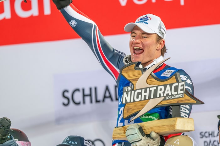 Alban Elezi Cannaferina mit seiner Trophäe für den dritten Platz in Schladming