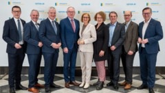 Landeshauptfrau Mikl-Leitner (Mitte) mit Pernkopf, Teschl-Hofmeister, Kasser und ...