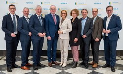 Landeshauptfrau Mikl-Leitner (Mitte) mit Pernkopf, Teschl-Hofmeister, Kasser und ...