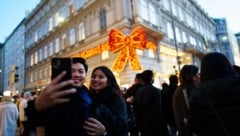 Die vielen Touristen vor dem roten Mascherl in der Kärntner Straße haben sogar für ...