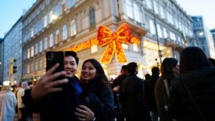 Die vielen Touristen vor dem roten Mascherl in der Kärntner Straße haben sogar für ...