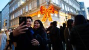 Die vielen Touristen vor dem roten Mascherl in der Kärntner Straße haben sogar für ...
