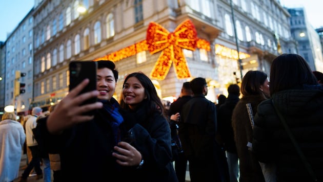 Die vielen Touristen vor dem roten Mascherl in der Kärntner Straße haben sogar für ...