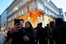 Die vielen Touristen vor dem roten Mascherl in der Kärntner Straße haben sogar für ...