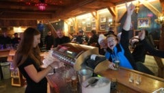 „Krone“-Redakteurin Michaela Holzinger bediente die Gäste in der Hohenhaus Tenne in Schladming.
