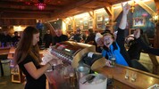„Krone“-Redakteurin Michaela Holzinger bediente die Gäste in der Hohenhaus Tenne in Schladming.