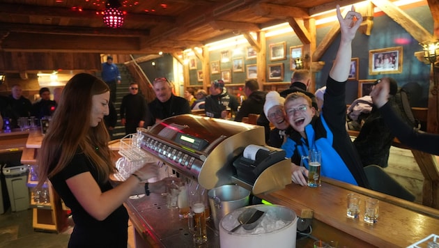 „Krone“-Redakteurin Michaela Holzinger bediente die Gäste in der Hohenhaus Tenne in Schladming.