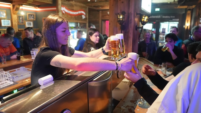 Jeden Tag gehen in der Tenne Tausende Getränke über die Theke.