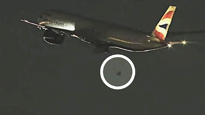 Personal des Flughafens barg das Rad (im weiß markierten Kreis) wenig später vom Rollfeld.