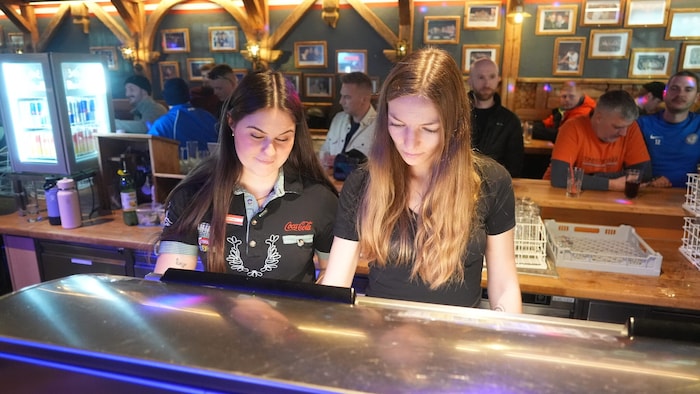 Bei Kathi (li.) sitzt jeder Handgriff. Am Montag teilte sie ihr Wissen mit „Krone“-Redakteurin ...