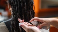 Haaröle versprechen glänzendes Haar bis in die Spitzen. Doch wie bedenkenlos lassen sich diese ...