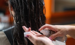 Haaröle versprechen glänzendes Haar bis in die Spitzen. Doch wie bedenkenlos lassen sich diese ...