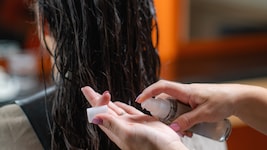 Haaröle versprechen glänzendes Haar bis in die Spitzen. Doch wie bedenkenlos lassen sich diese ...
