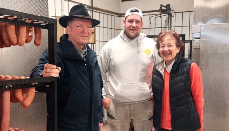 Martha und Johannes Fraiß mit Nachfolger Patrick Auer, der den Betrieb in Hönigtal übernimmt.
