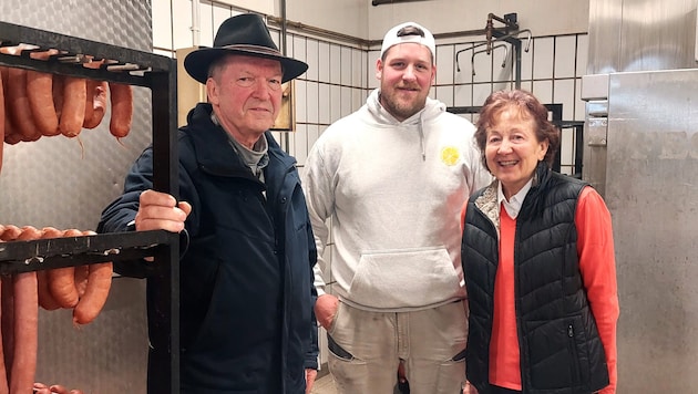 Martha und Johannes Fraiß mit Nachfolger Patrick Auer, der den Betrieb in Hönigtal übernimmt.
