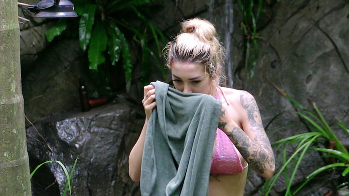 Ariel sieht, dass ein frisches Handtuch für sie bereitliegt. Mit dem neuen Handtuch in der Hand ...