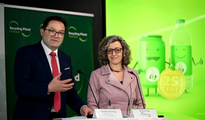 Umweltminister Norbert Totschnig und Monika Fiala von Recycling Pfand Österreich präsentierten ...