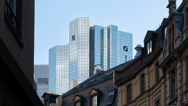 Deutsche Bank: Die Zentrale in Frankfurt am Main wird durchsucht.