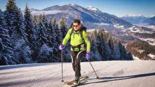 Siegfried Krainer probierte das Exoskelett am Berg aus.