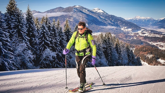Siegfried Krainer probierte das Exoskelett am Berg aus.
