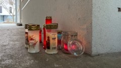 Nach dem Fund des Leichnams hatten Nachbarn im Hauseingang Trauerkerzen aufgestellt.