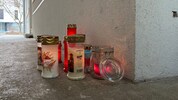 Nach dem Fund des Leichnams hatten Nachbarn im Hauseingang Trauerkerzen aufgestellt.