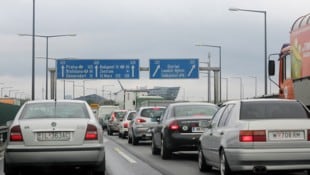 Nach einem Unfall auf der A2 kommt es zu erheblichen Verzögerungen. Drei Personen wurden ...