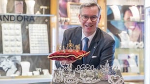 Klaus Weikhards Geschäft ist in der Ballsaison besonders gefragt – Goldgelb liegt im Trend und ...