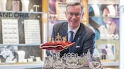 Klaus Weikhards Geschäft ist in der Ballsaison besonders gefragt – Goldgelb liegt im Trend und ...