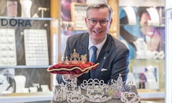 Klaus Weikhards Geschäft ist in der Ballsaison besonders gefragt – Goldgelb liegt im Trend und ...