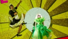 Grelle Videos überlagern die neue Nestroy-Inszenierung am Burgtheater.