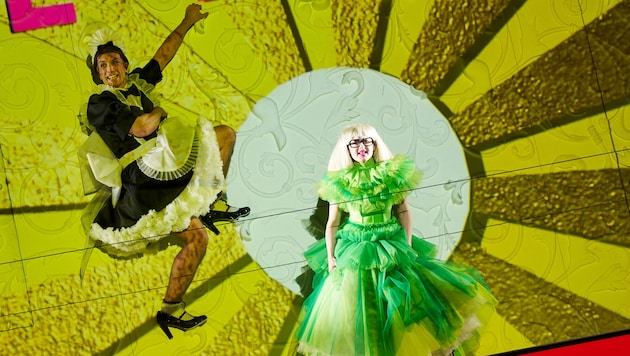 Grelle Videos überlagern die neue Nestroy-Inszenierung am Burgtheater.