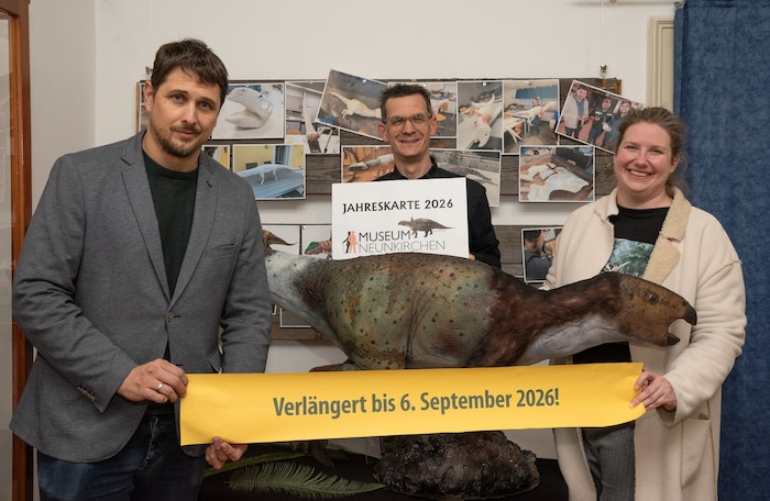 Kustos Benedikt Wallner (li.), Bürgermeister Peter Teix und Kustodin Vanessa Staudenhirz, im ...