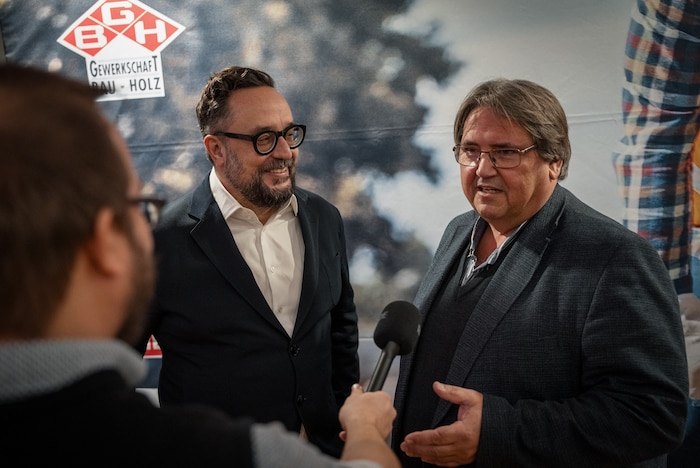 Vergaberechtsspezialist Martin Schiefer (links) und GBH-Boss Josef Muchitsch beim ...