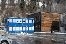 Der leer stehende Skiproduktionsstandort ist der Gemeinde ein Dorn im Auge.