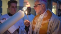 Bischof Josef Marketz entzündet die Osterkerze, die wohl bedeutungsvollste Kerze für gläubige ...