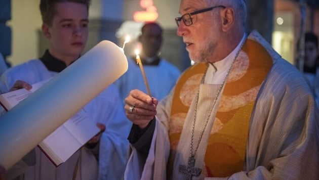Bischof Josef Marketz entzündet die Osterkerze, die wohl bedeutungsvollste Kerze für gläubige ...