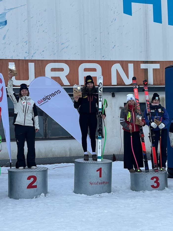 Emma Amann (M.) triumphierte in Spital am Pyhrn vor Valentina Rings-Wanner (l.) sowie den ...
