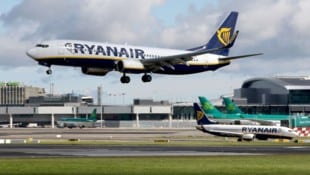 Ryanair hat sich zwar bis 2027 Fixpreise für Kerosin gesichert, warnte jedoch, dass Flüge im ...