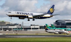 Ryanair hat sich zwar bis 2027 Fixpreise für Kerosin gesichert, warnte jedoch, dass Flüge im ...