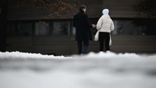 Anwalt Rainer Hable mit seiner Mandantin, die nach Fehldiagnose und OP keine Kinder mehr ...