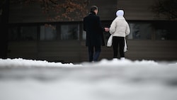 Anwalt Rainer Hable mit seiner Mandantin, die nach Fehldiagnose und OP keine Kinder mehr ...