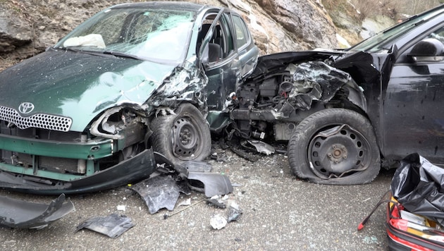 Beide Fahrzeuge wurden arg in Mitleidenschaft gezogen.