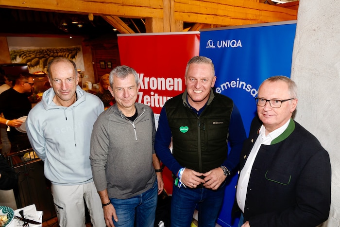 Gipfel auf der Schafalm: „Krone“-Herausgeber Christoph Dichand, Kurt Svoboda (Uniqa), ...