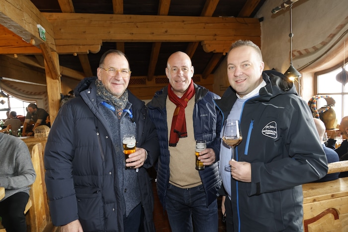 Johannes Rumpl (Uniqa) mit den Seilbahnern Klaus Hofstätter (Haus) und Daniel Berchthaller ...